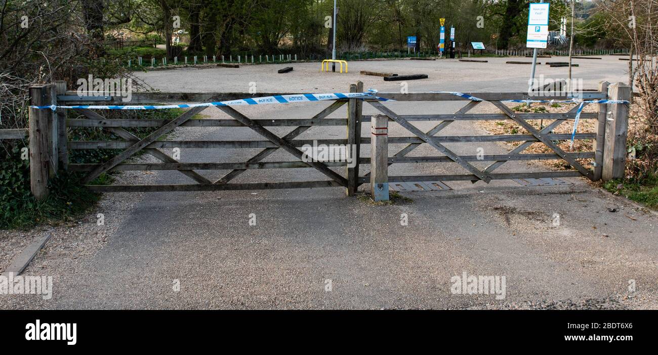 Die Polizei schließt die Parkplätze, um die Besucher davon abzuhalten, an den Feiertagen wegen des Corona-Virus Schönheitsflecken zu besuchen Stockfoto