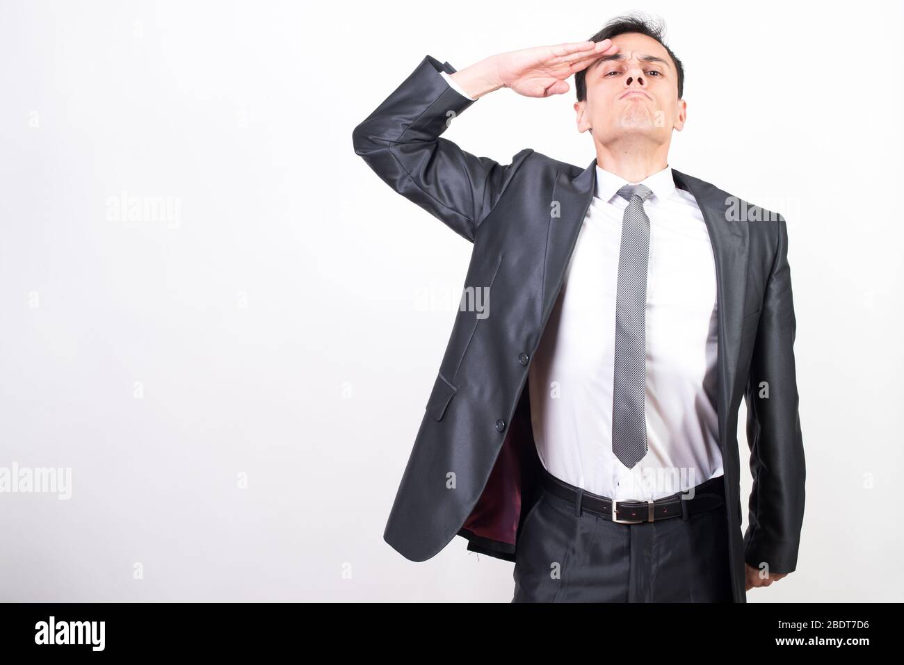 Soldat im Anzug salutieren, Weißer Hintergrund, Medium shot Stockfoto