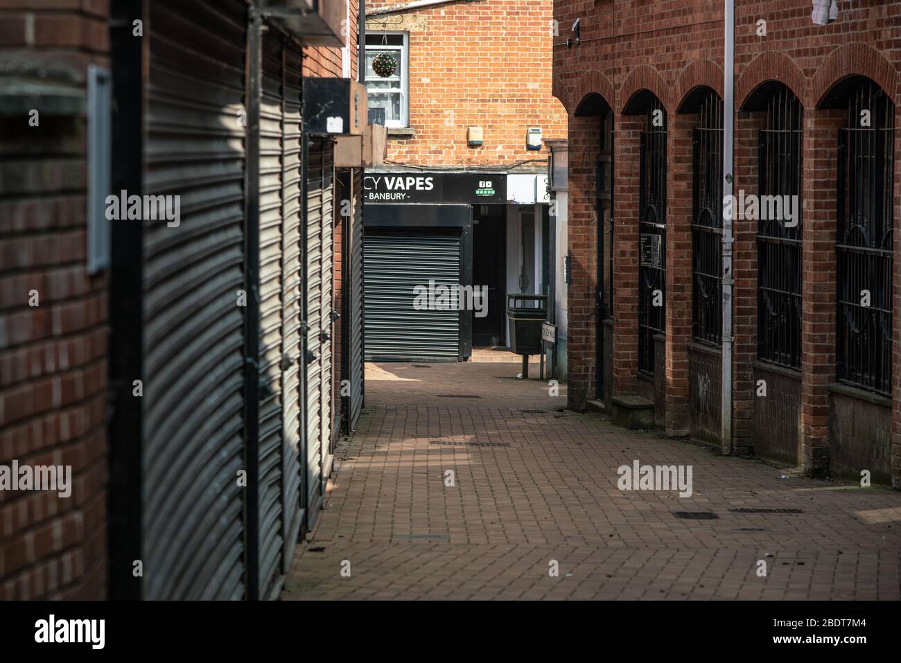 Der Beginn eines sonnigen Osterwochenendes, 2020. April, und die Straßen von Banbury sind weitgehend verlassen. UK-Halt. Coronavirus. Stockfoto