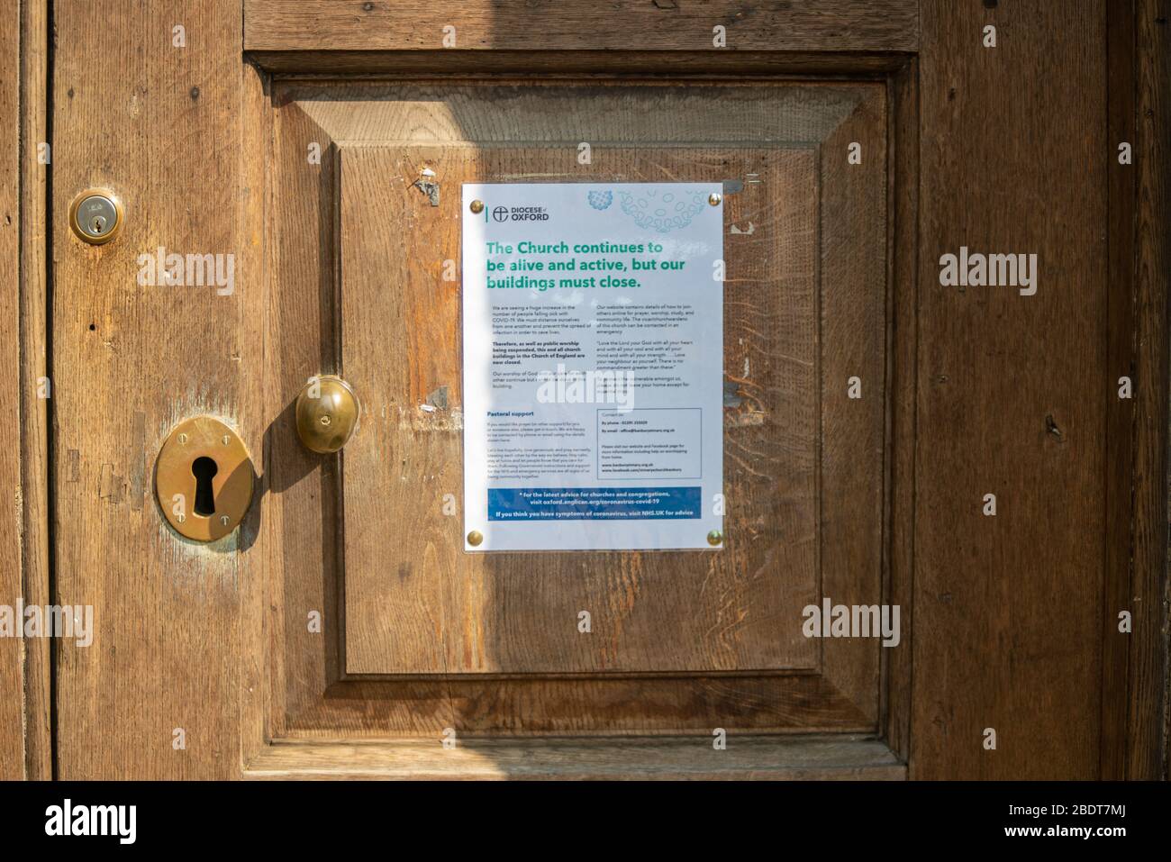 Hinweise an einer Kirchentür während der Zwangsschließungen infolge der Coronavirus-Pandemie. UK-Sperre. Stockfoto