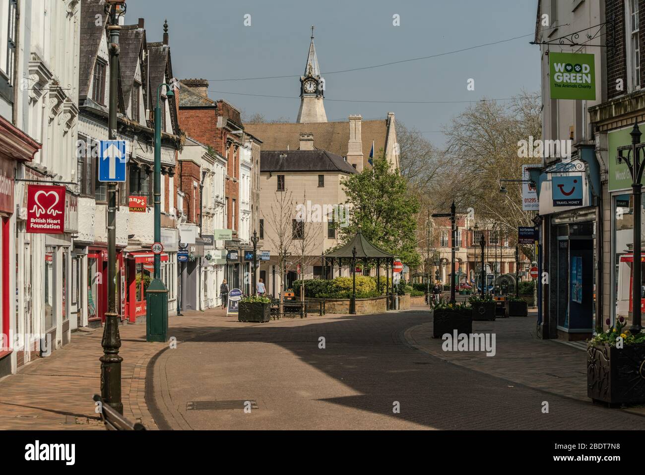 Der Beginn eines sonnigen Osterwochenendes, 2020. April, und die Straßen von Banbury sind weitgehend verlassen. UK-Halt. Coronavirus. Stockfoto