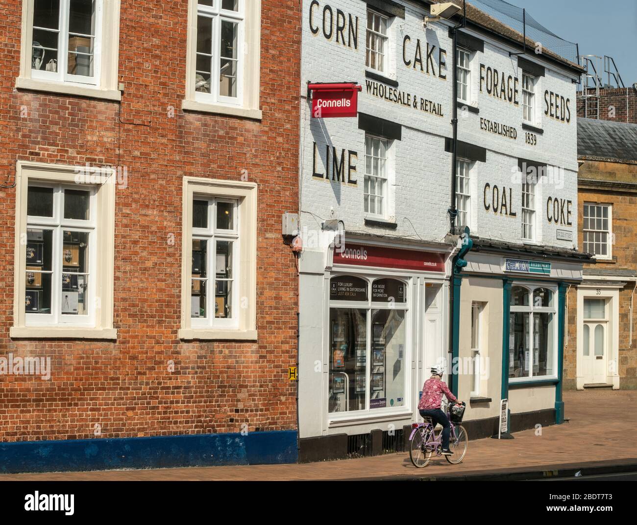 Der Beginn eines sonnigen Osterwochenendes, 2020. April, und die Straßen von Banbury sind weitgehend verlassen. UK-Halt. Coronavirus. Stockfoto