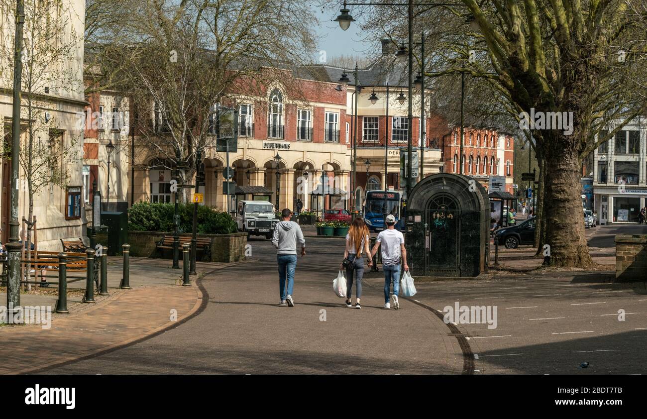 Der Beginn eines sonnigen Osterwochenendes, 2020. April, und die Straßen von Banbury sind weitgehend verlassen. UK-Halt. Coronavirus. Marktplatz. Stockfoto