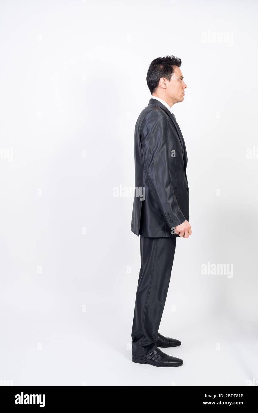 Mann im Anzug im Profil. Weißer Hintergrund, Ganzkörper. Stockfoto