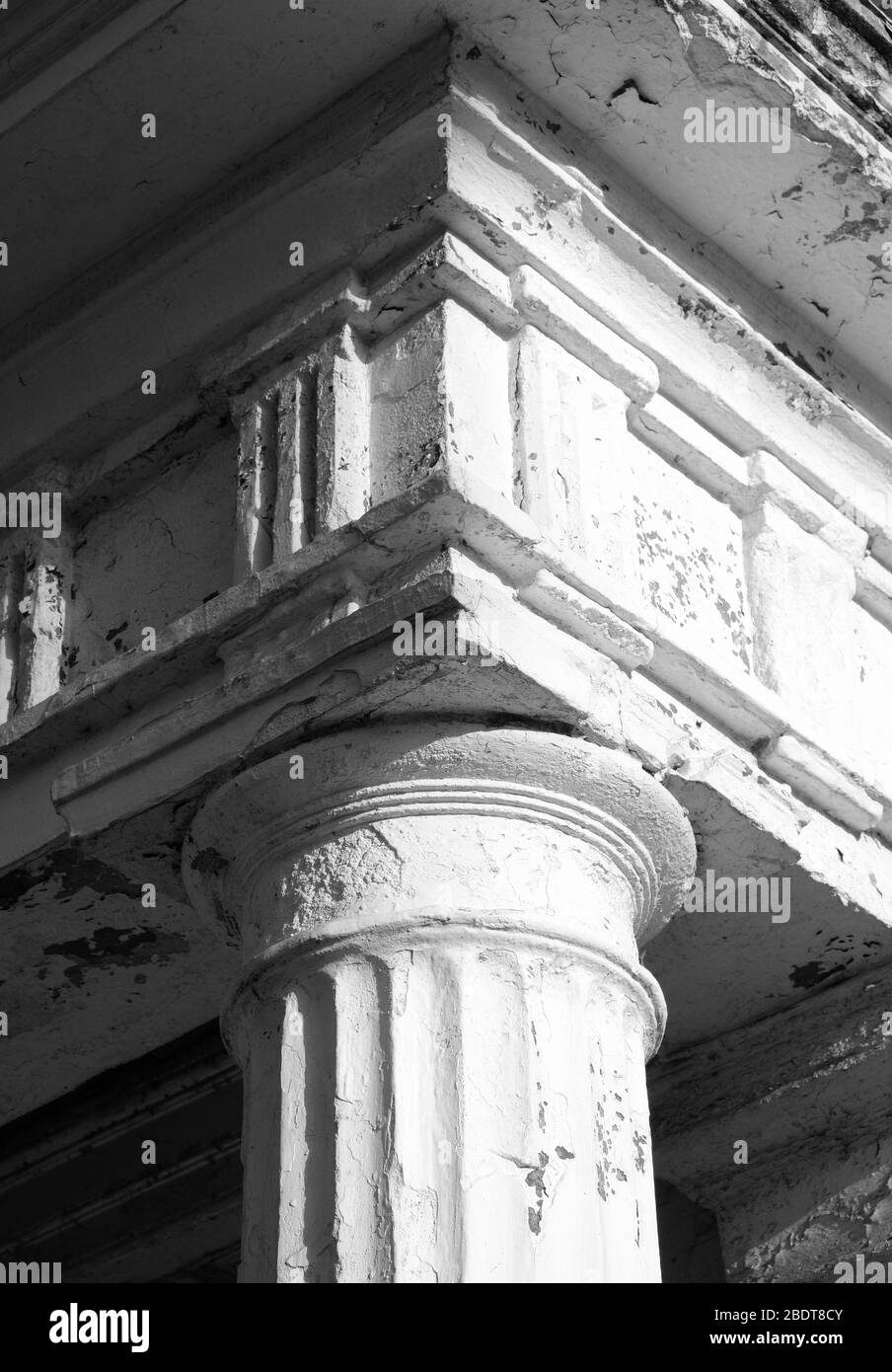 Dorische Säulen und Fries eines klassischen Gebäudes, schwarz-weiß fotografiert Stockfoto