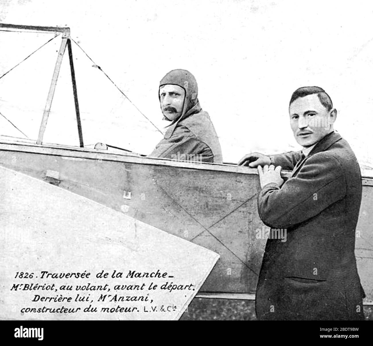 LOUIS BLÉRIOT (1872-1936) französischer Flieger in dem Flugzeug, in dem er 1909 den Ärmelkanal überquerte. Neben ihm ist sein Motorendesigner Alessandro Anzani. Stockfoto