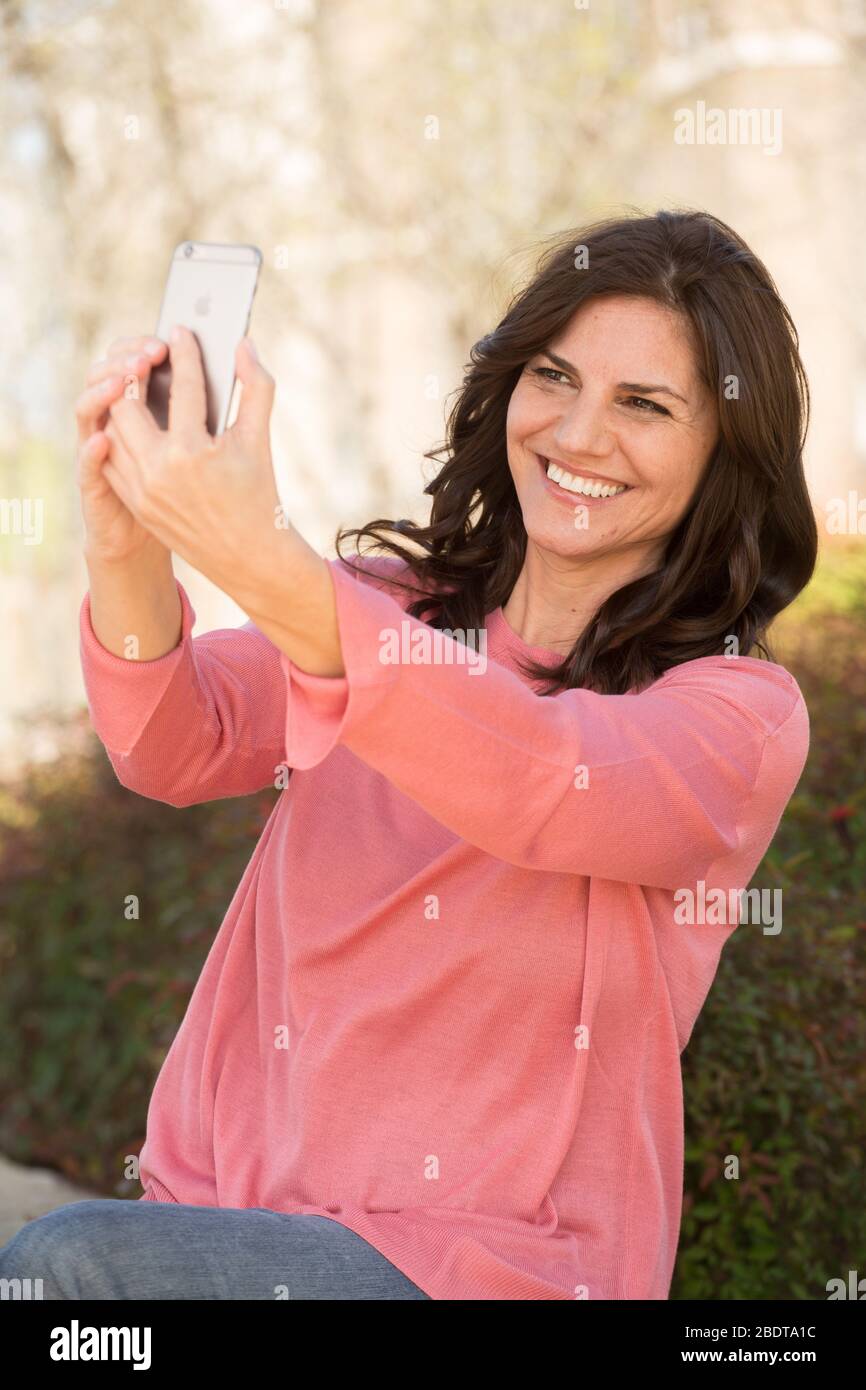 Wunderschöne reife Frau lächelnd. Stockfoto