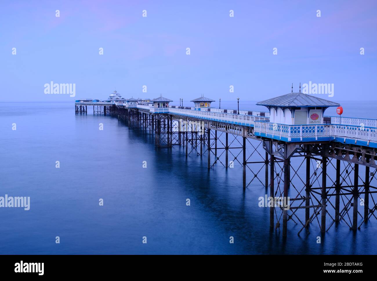 Der Pier in Llandudno, Nordwales; fotografiert in der Abenddämmerung, außerhalb der Saison Stockfoto