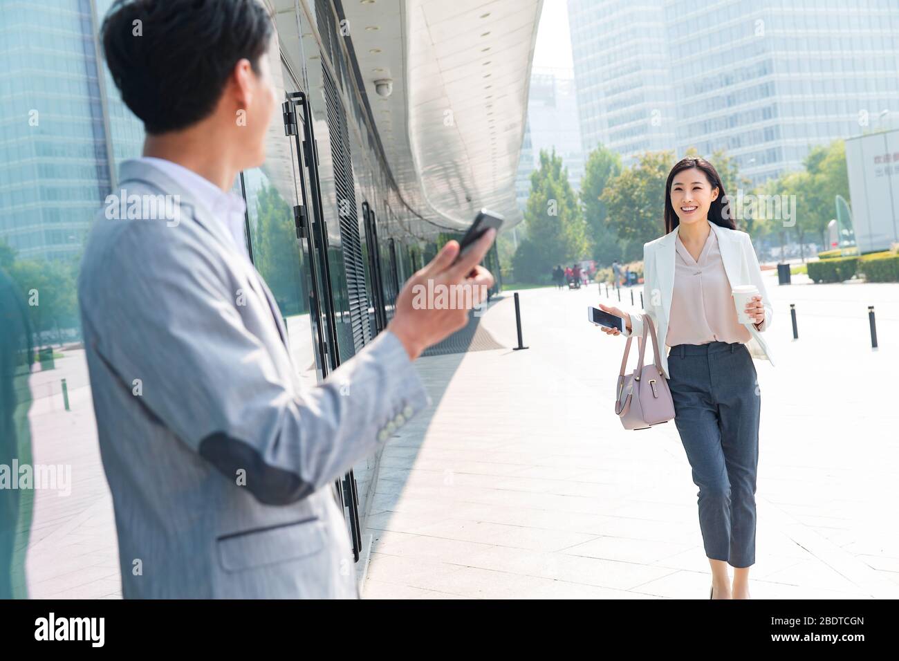 Die jungen Geschäftsleute, die die Straße hinunter laufen Stockfoto