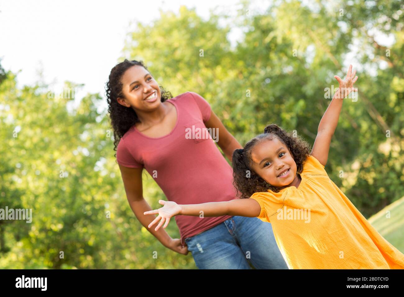 Große Schwester spielen mit ihrer Schwester im Park. Stockfoto