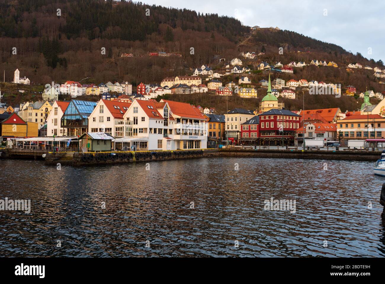 Ein beliebtes Touristenziel der Hafen von Bergen in Norwegen während der Covid-19-Epidemie 2020 Osterzeit. Fløyen Berg kann hinter gesehen werden. Stockfoto
