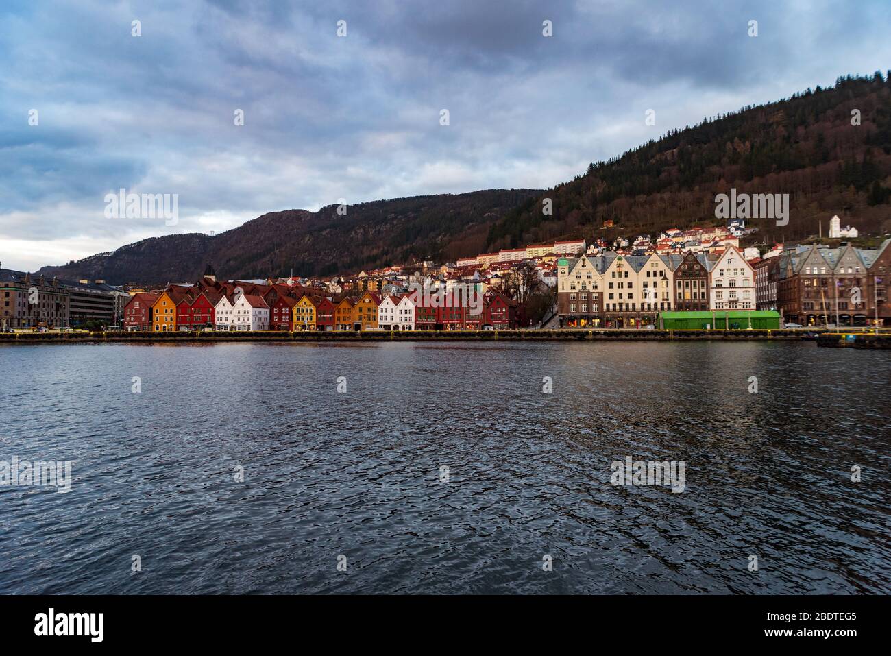 Ein beliebtes Touristenziel Bryggen ein Weltkulturerbe UNESCO in Bergen, Norwegen während der covid-19 Epidemie 2020 Osterzeit. Stockfoto