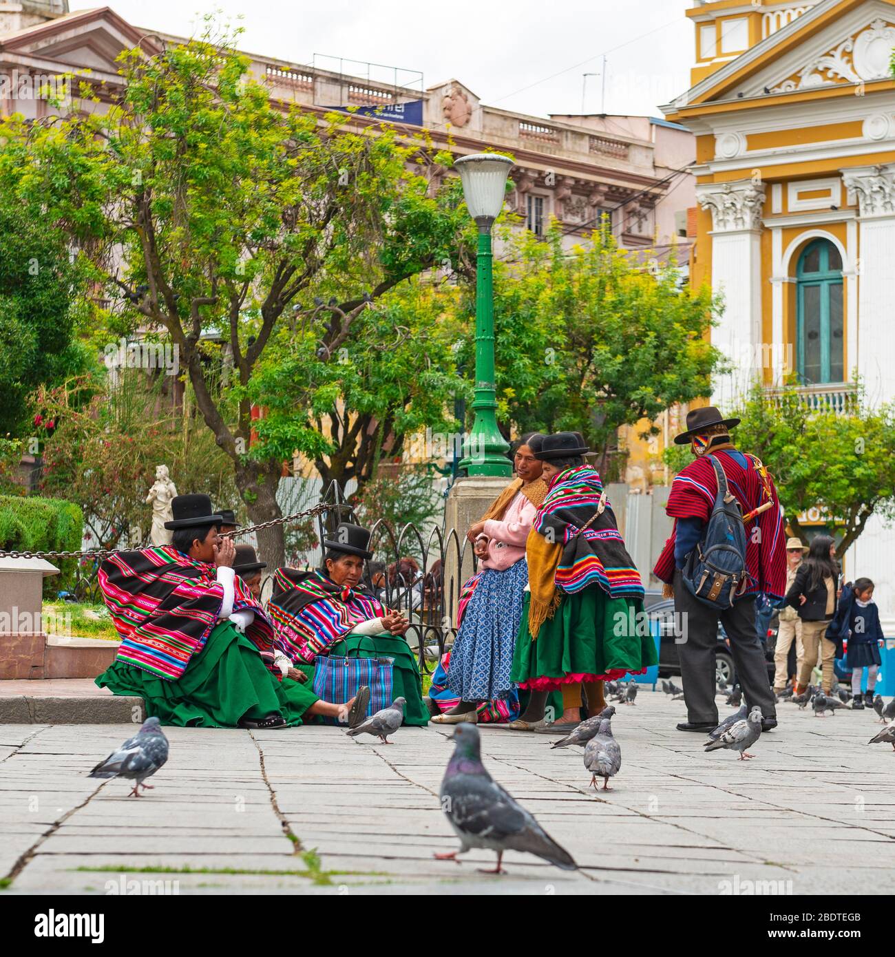 Indigene Quechua-Leute auf dem Hauptplatz der Plaza Murillo unterhalten sich in La Paz, Bolivien. Stockfoto