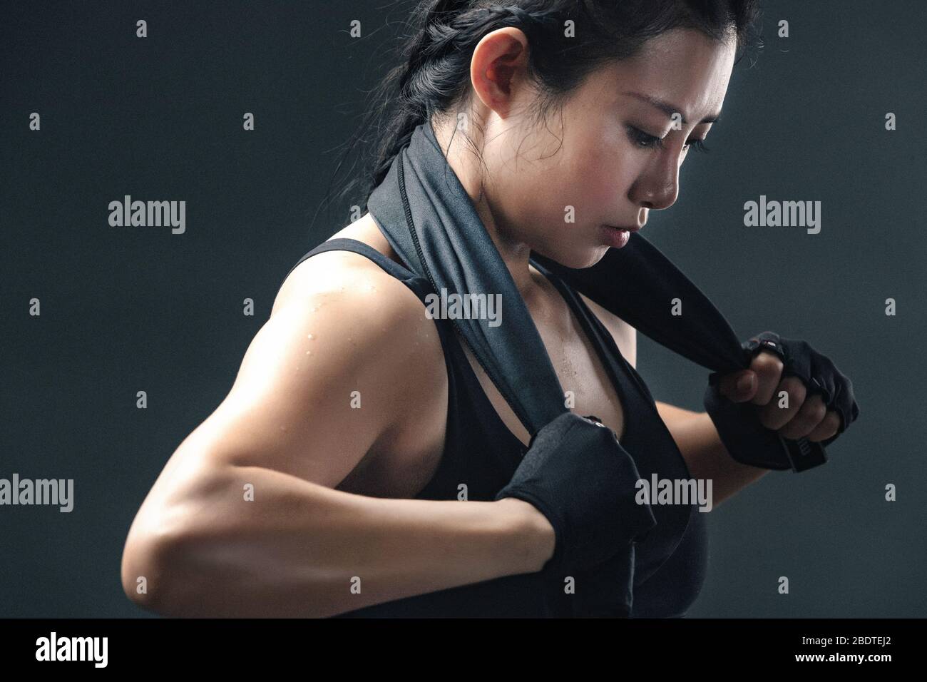 Fitness junger Frauen denken über ein Handtuch nehmen Stockfoto