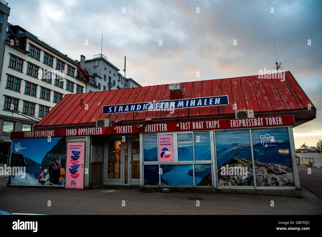 Das Terminal des Strandkaiterminalen Fjord Tours in Bergen, Norwegen. Es bietet beliebte Rundbootfahrten zu den norwegischen Fjorden. Stockfoto