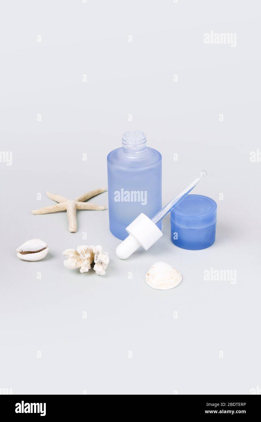 Verschmutzungsschutz sinkt und die tägliche Pflege cremefarben mit Tropper und Seashells Stockfoto