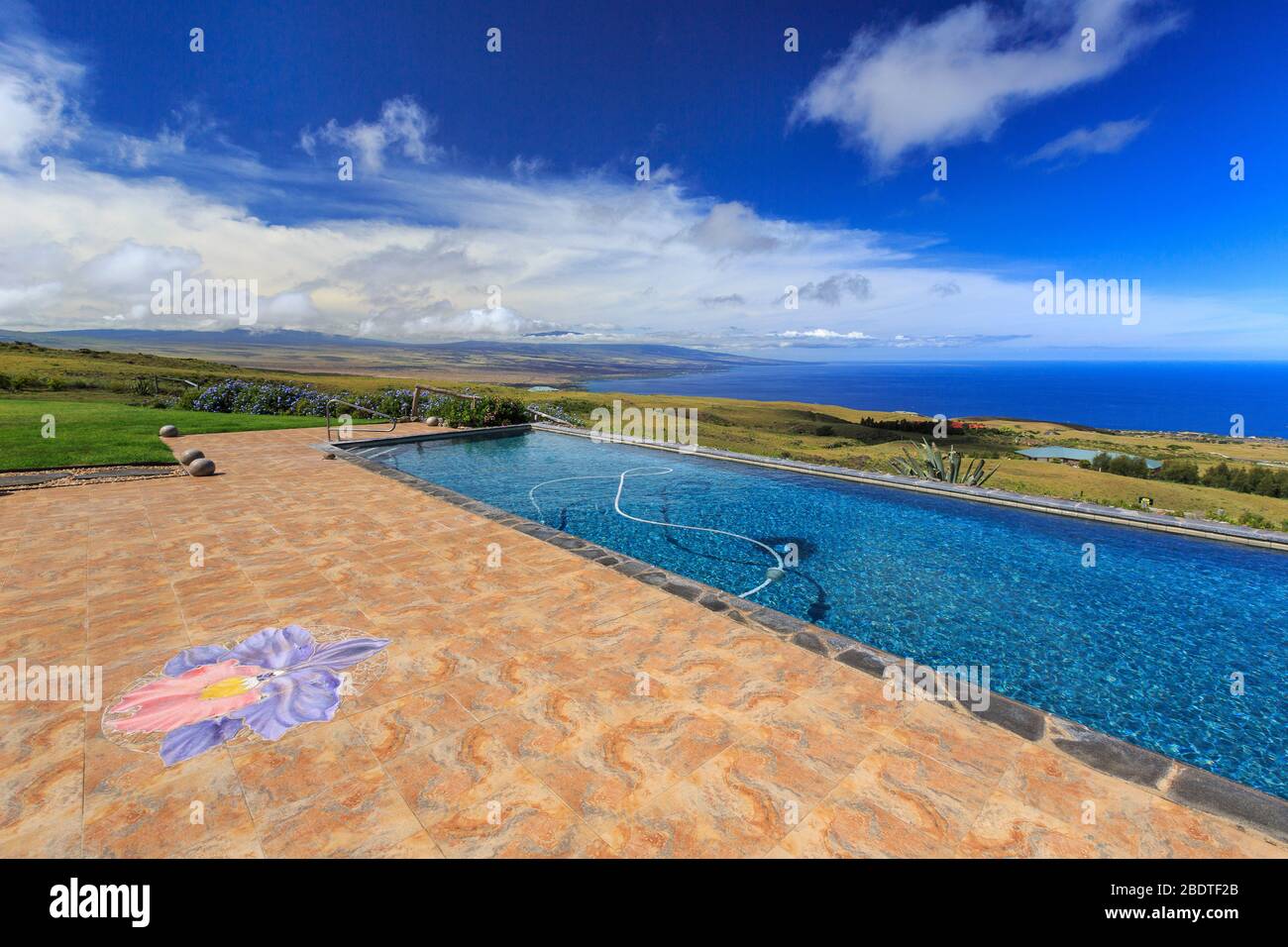 Pool (freigegebenes Grundstück) mit Blick auf den Pazifik in Richtung Hualalalai und Süd Kona von Nord Kohala, Hawaii Stockfoto