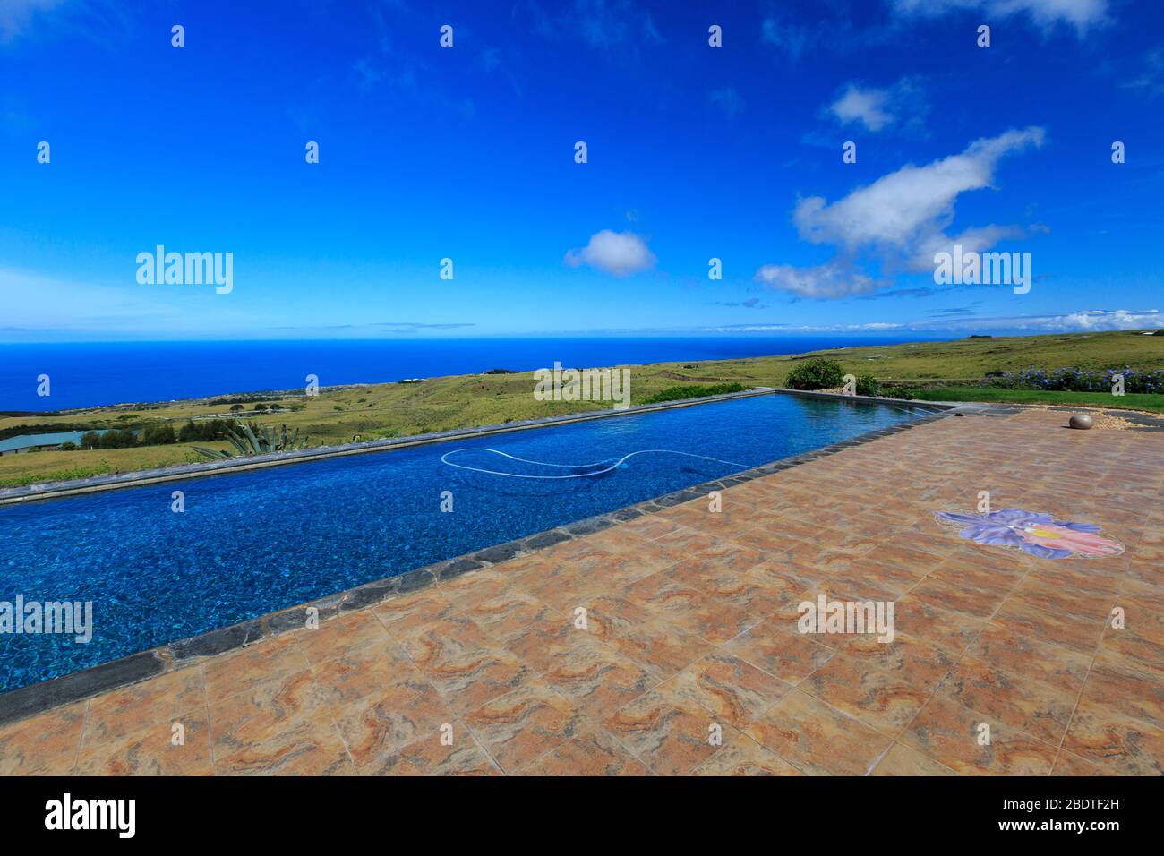 Pool (freigegebenes Grundstück) mit Blick auf den Pazifik in Nord-Kohala, Hawaii Stockfoto