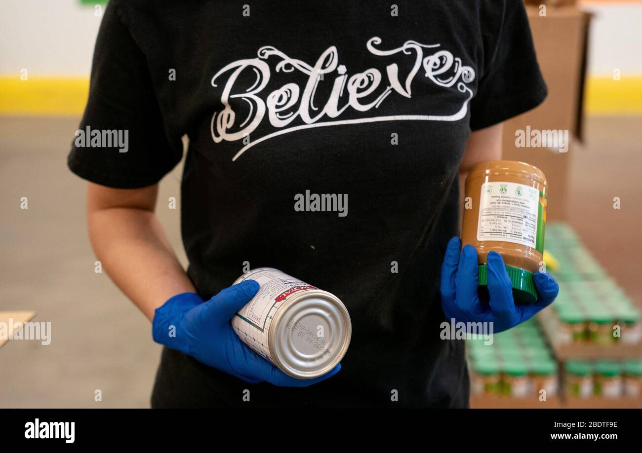 Washington, Vereinigte Staaten. April 2020. Ein Freiwilliger verpackt eine Schachtel Lebensmittel, die am 9. April 2020 in Washington, DC, an bedürftige Menschen in der Capital Area Food Bank verteilt werden sollen. Die Capital Area Food Bank bietet mit ihren gemeinnützigen Partnern in D.C., Maryland und Virginia mehr als 30 Millionen Mahlzeiten pro Jahr. Seit die pandemischen Lebensmittelbanken der COVID-19 im ganzen Land eine Nachfragesteigerung erlebt haben, da die Arbeitslosigkeit im ganzen Land Anstieg. Foto von Kevin Dietsch/UPI Credit: UPI/Alamy Live News Stockfoto