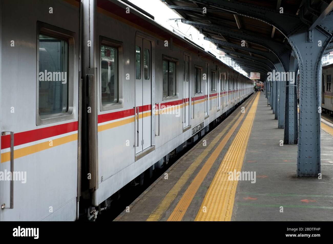 Ein leerer Bahnsteig und ein Personenzug im Bahnhof Kota. Stockfoto