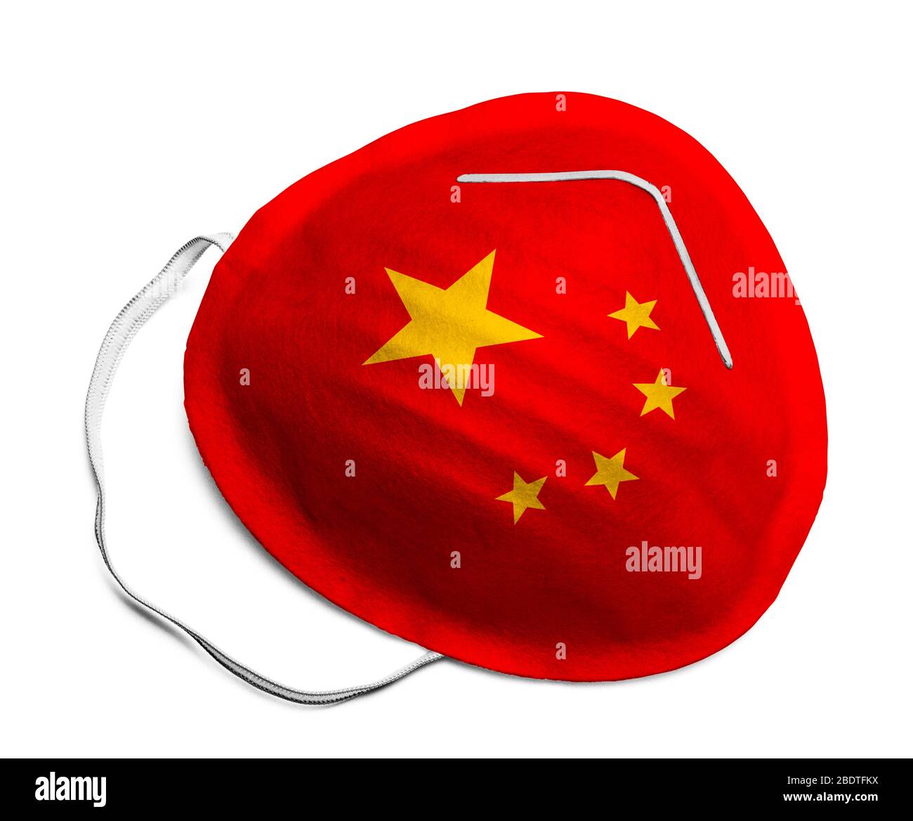 N95 Medizinische Maske mit chinesischer Flagge isoliert auf weißem Hintergrund. Stockfoto
