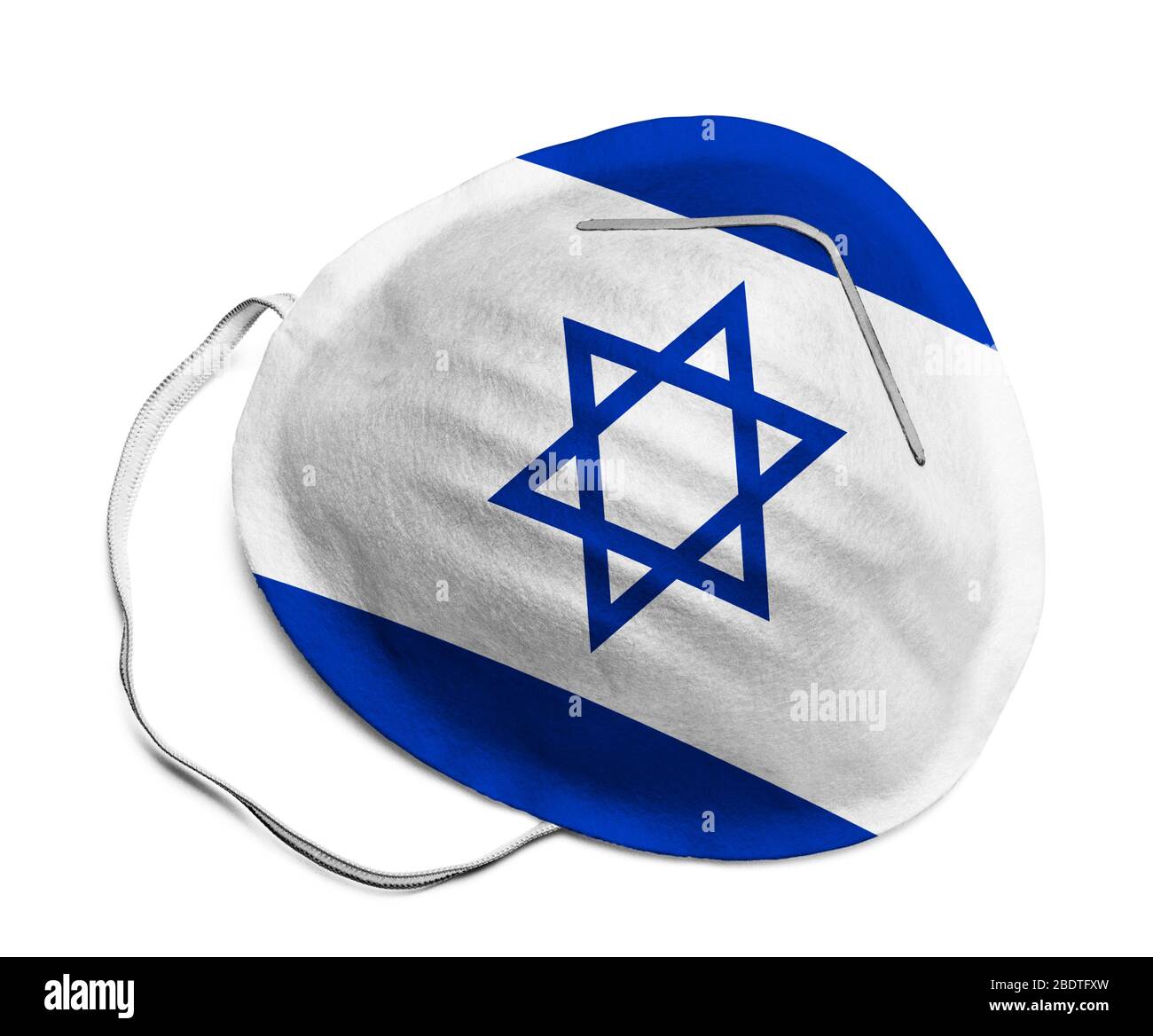 N95 Medizinische Maske mit israelischer Flagge isoliert auf weißem Hintergrund. Stockfoto