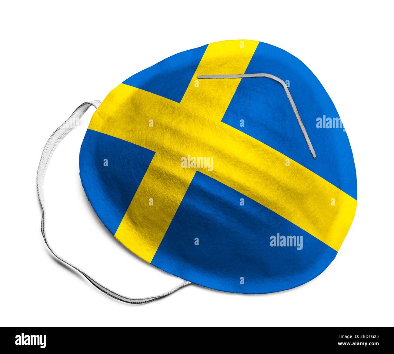 N95 Medizinische Maske mit Schweden Flagge isoliert auf weißem Hintergrund. Stockfoto
