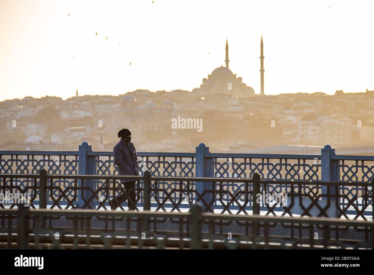 7. April 2020: Maskierte Bürger, die am 3. April 2020 auf der normalerweise recht überfüllten Galata-Brücke in der Nähe des Stadtteils Eminonu, Istanbul, TÜRKEI, spazieren gehen. Türkische Beamte haben die Bürger wiederholt aufgefordert, zu Hause zu bleiben und die sozialen Distanzierungsregeln zu respektieren. Die Türkei setzt weiterhin Maßnahmen zur Eindämmung der Verbreitung des Virus und zur Vermeidung einer vollständigen Sperrung ein, indem sie für alle Personen unter 60 Jahren und unter 20 Jahren Hausbestellungen ausgibt, Straßengrenzen von 31 Städten schließt, Bars schließt, Cafés und Restaurants und die Einschränkung öffentlicher Versammlungen.die Türkei bestätigte am 7. April 3.892 neue Coronavirus-Infektionen, Stockfoto