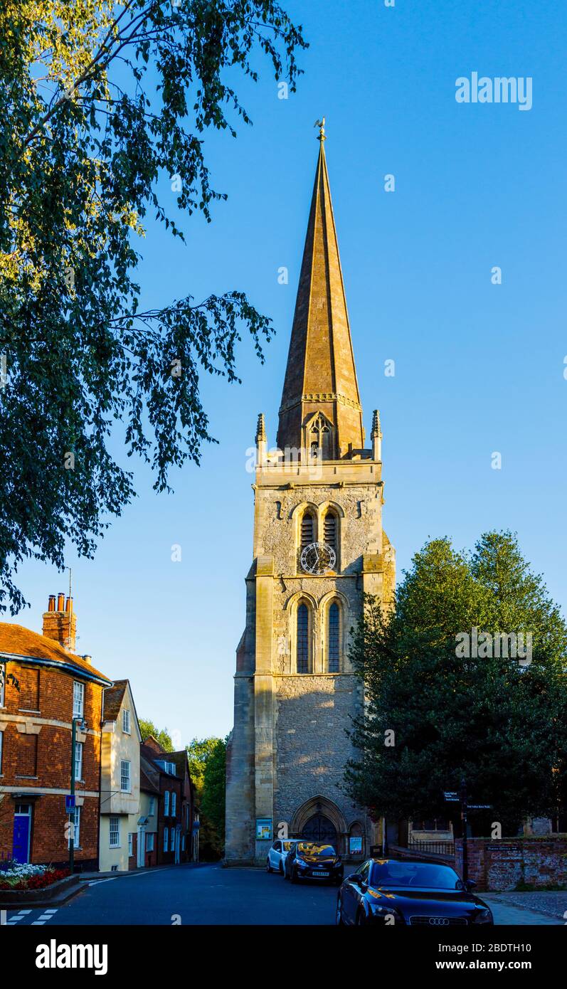 Blick auf die St Helen's Church entlang der West St Helen Street, Abingdon-on-Thames, Oxfordshire, Südostengland, Großbritannien, in weichem Licht am späten Nachmittag Stockfoto
