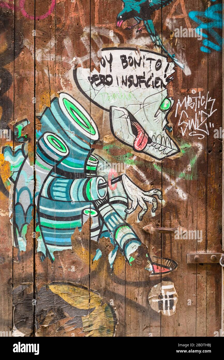 Bemalte Holztür mit Graffiti. Stockfoto