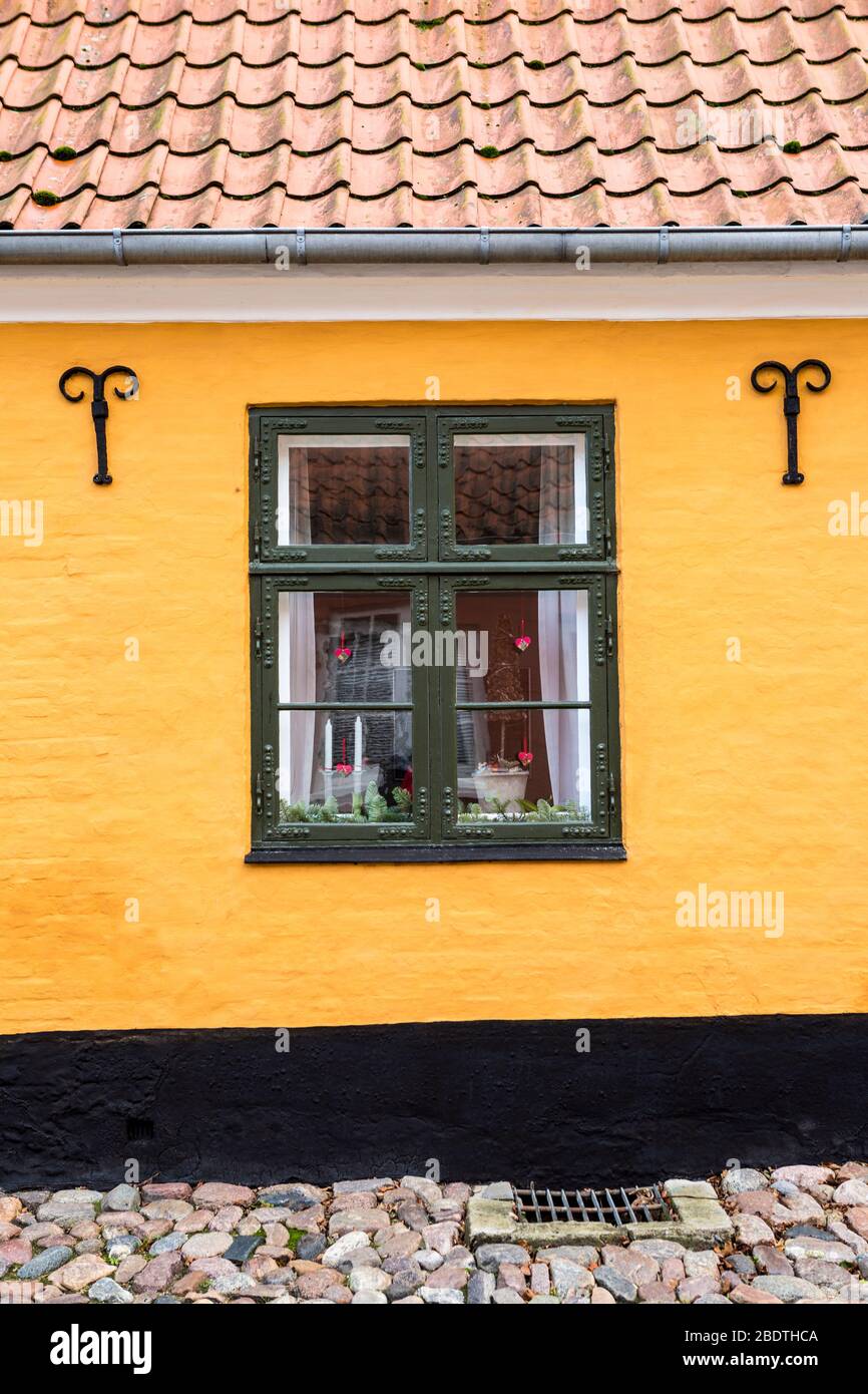 Nahaufnahme eines traditionellen gelben Gebäudes mit Ornamenten in Aeroskobing, Aero Island, Dänemark Stockfoto