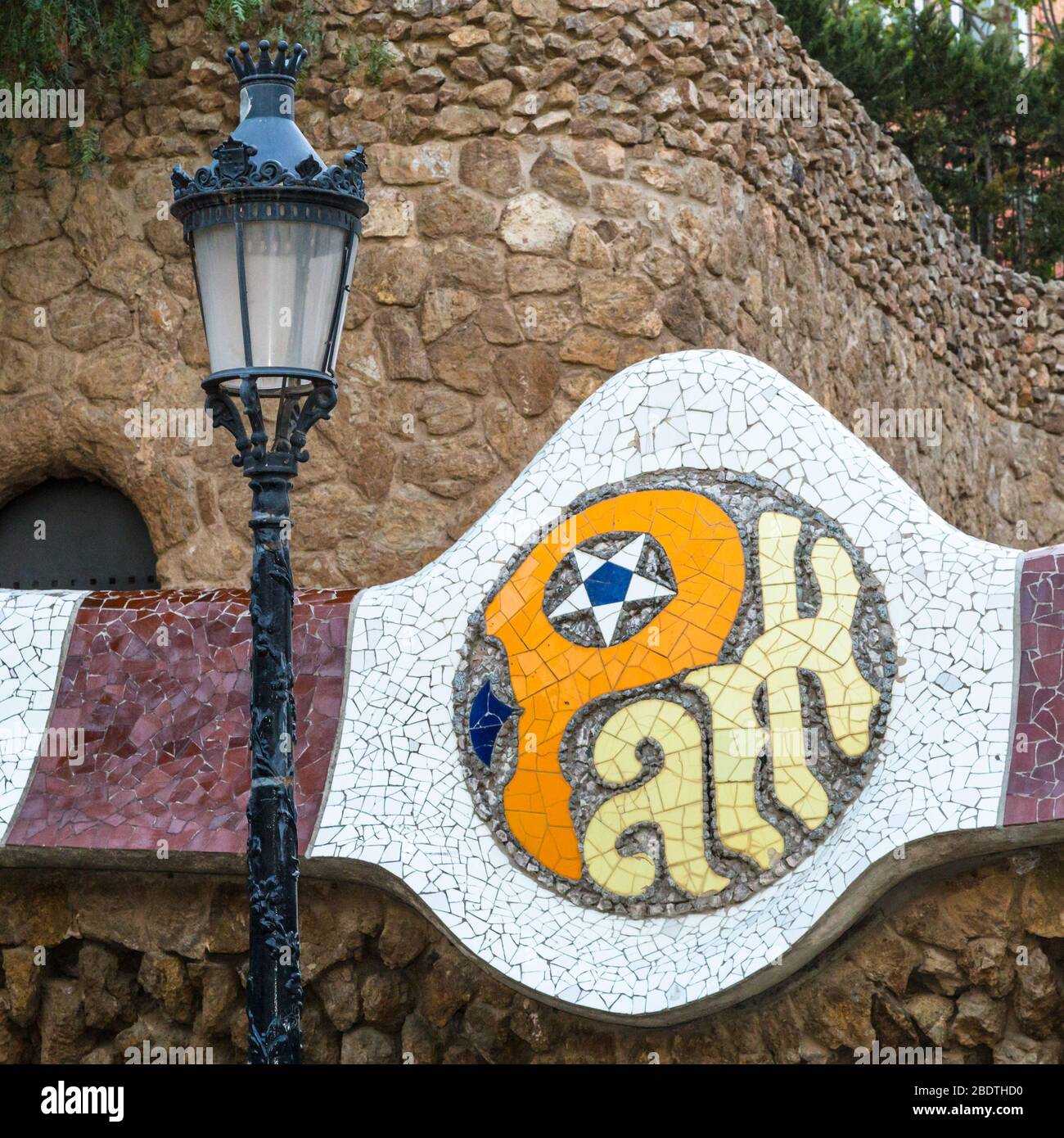 Teil des dekorativen gefliesten Namensschilds im Parc Güell, Barcelona, Spanien. Stockfoto