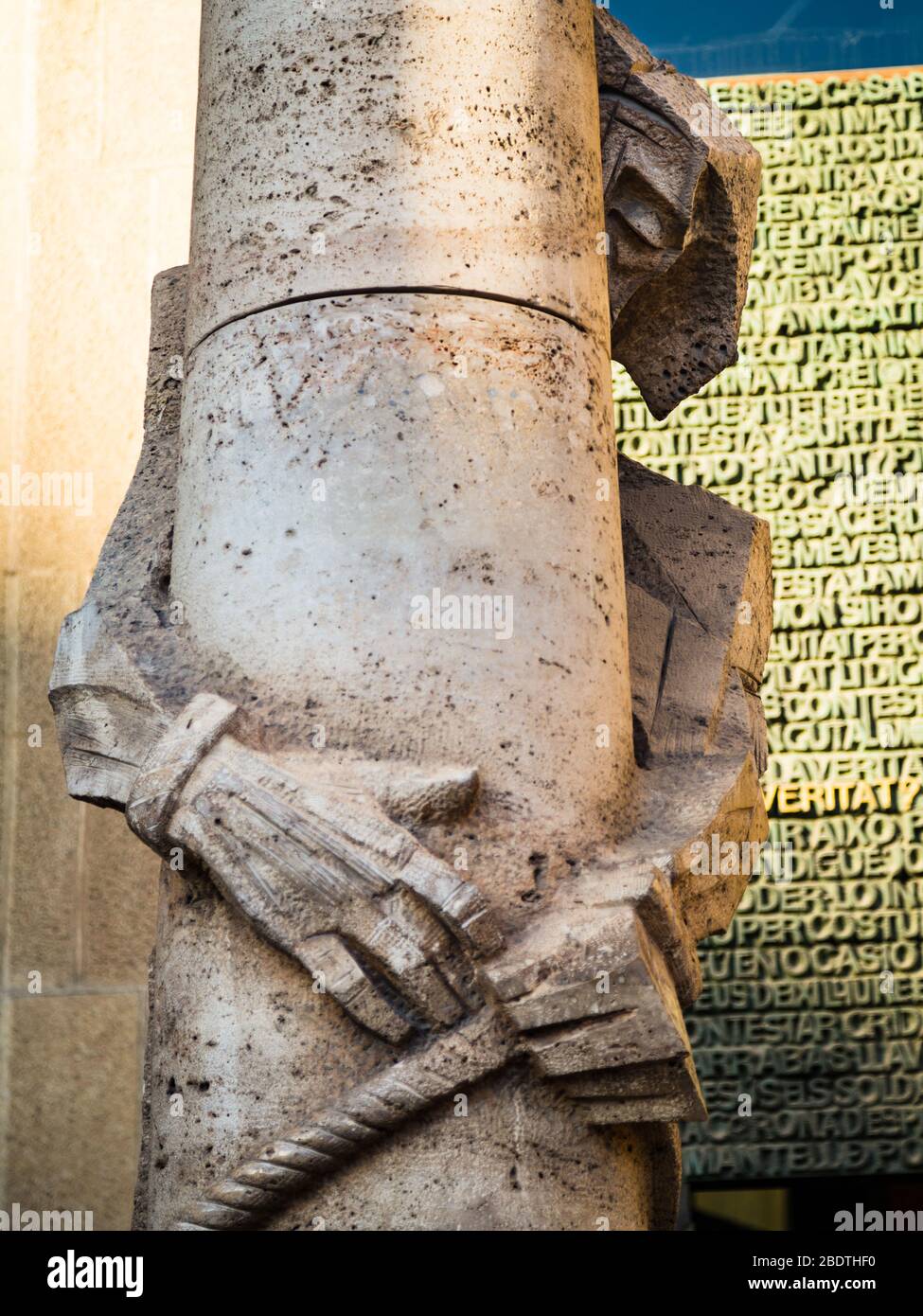 Josep Maria Subirachs Skulptur von Jesus Christus am Fuße der Passionsfassade der Basilika La Sagra Familia. Stockfoto