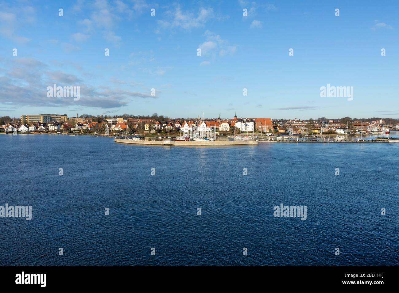 Svendborg von der Fähre an einem sonnigen Wintertag, Dänemark Stockfoto