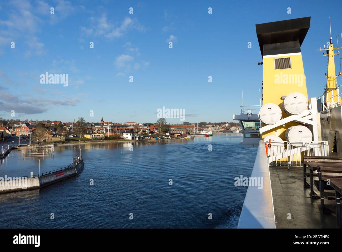 Ankunft im Hafen von Svendborg von Aero mit der Fähre an einem sonnigen Wintertag, Dänemark Stockfoto