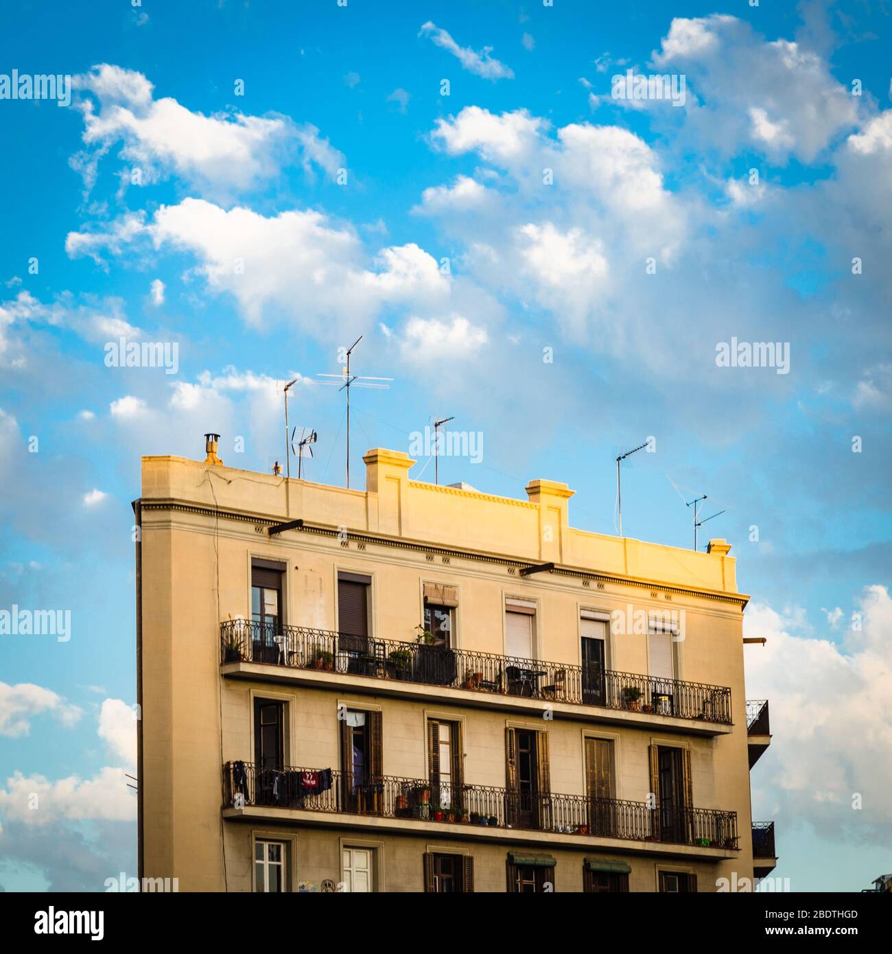 Oberer Teil des Wohnblocks in Barcelona, Spanien. Stockfoto