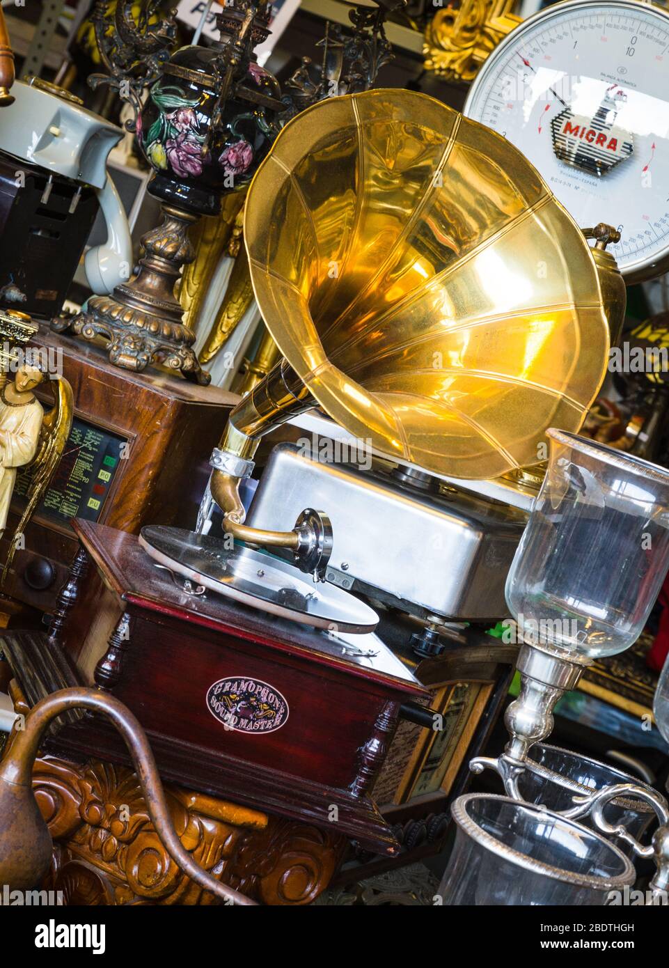 Altes Grammophon in einem Antiquitätengeschäft im Encants Vells, auch bekannt als Mercat de Bellcaire, Barcelona, Spanien. Stockfoto