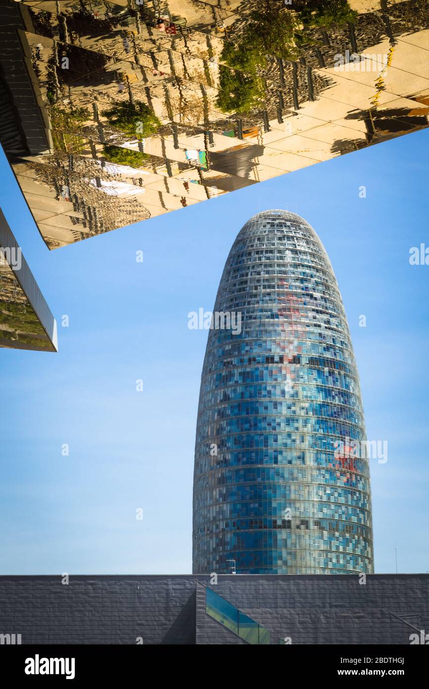 Spiegelung im verspiegelten Dach des Encants Vells Flohmarkt, mit dem Agbar Turm im Hintergrund, Barcelona Spanien. Stockfoto
