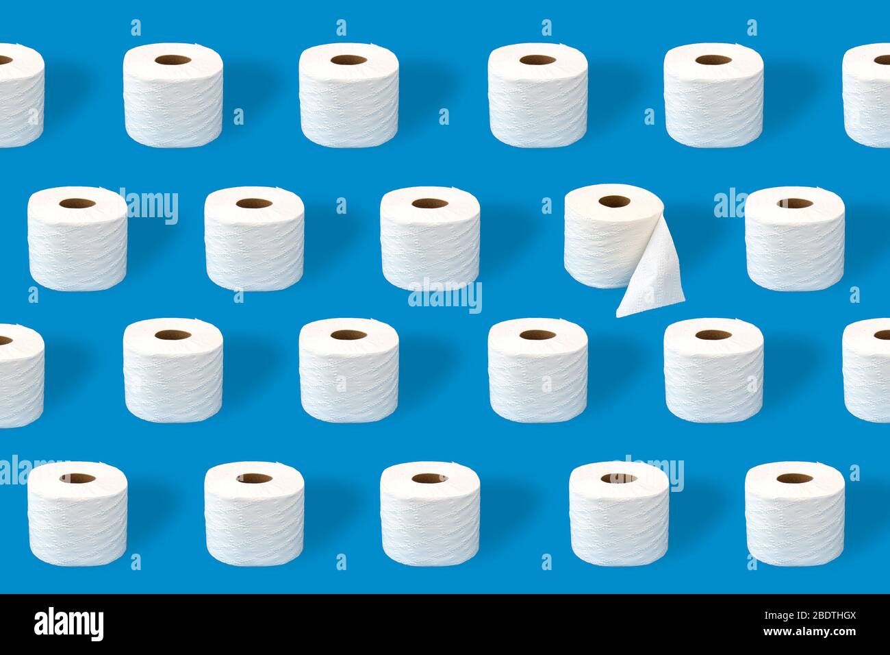 Toilettenpapier Rollen auf blauem Hintergrund Stockfoto