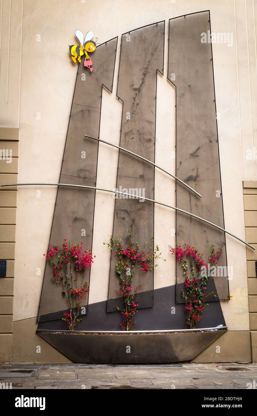 Blumenschmuck an der Wand außerhalb des Centre de la Imatge im Palau de la Virreina, La Rambla, Barcelona. Stockfoto