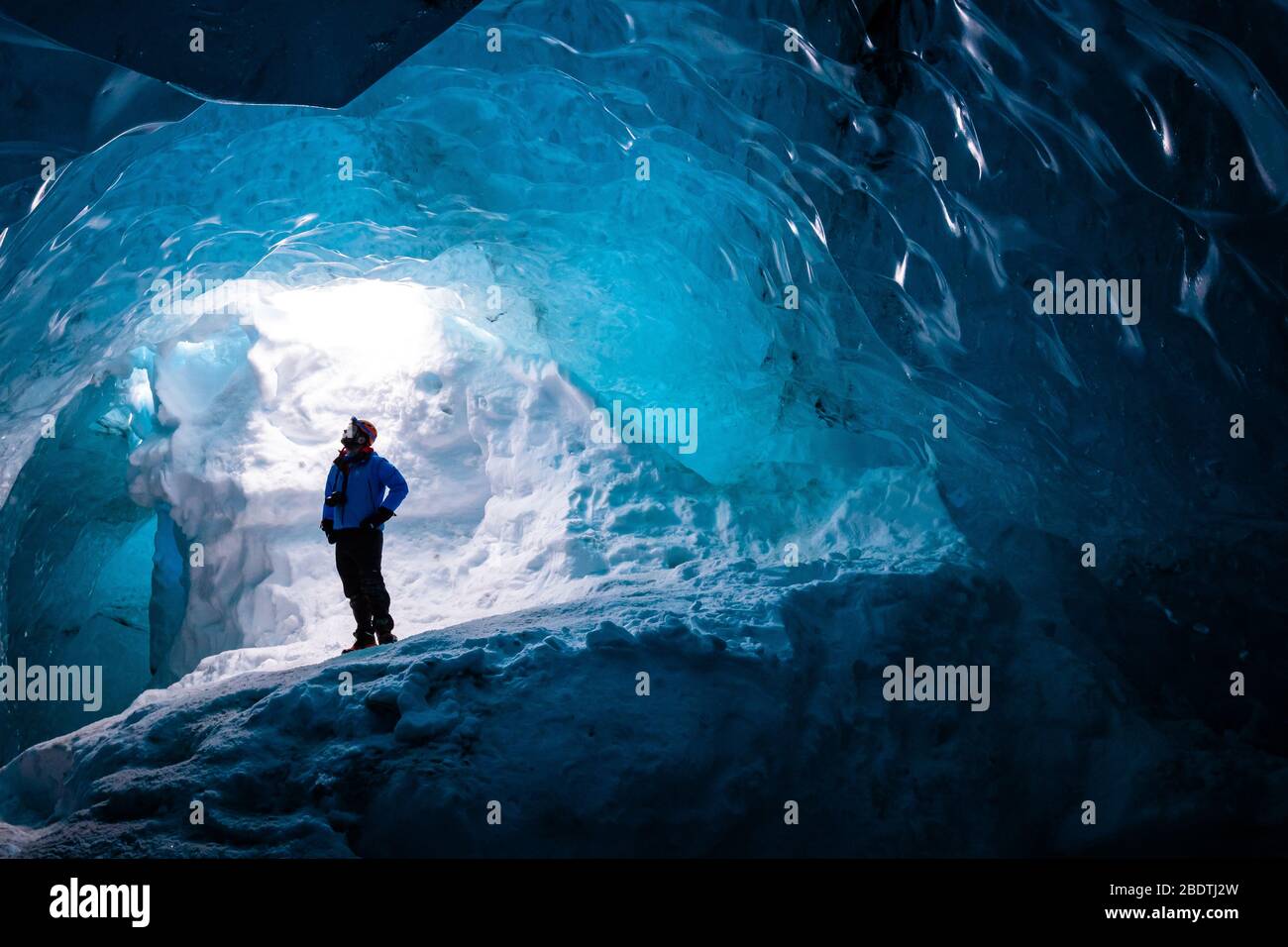 Ein männlicher Entdecker in einer Gletschereishöhle, Island Stockfoto