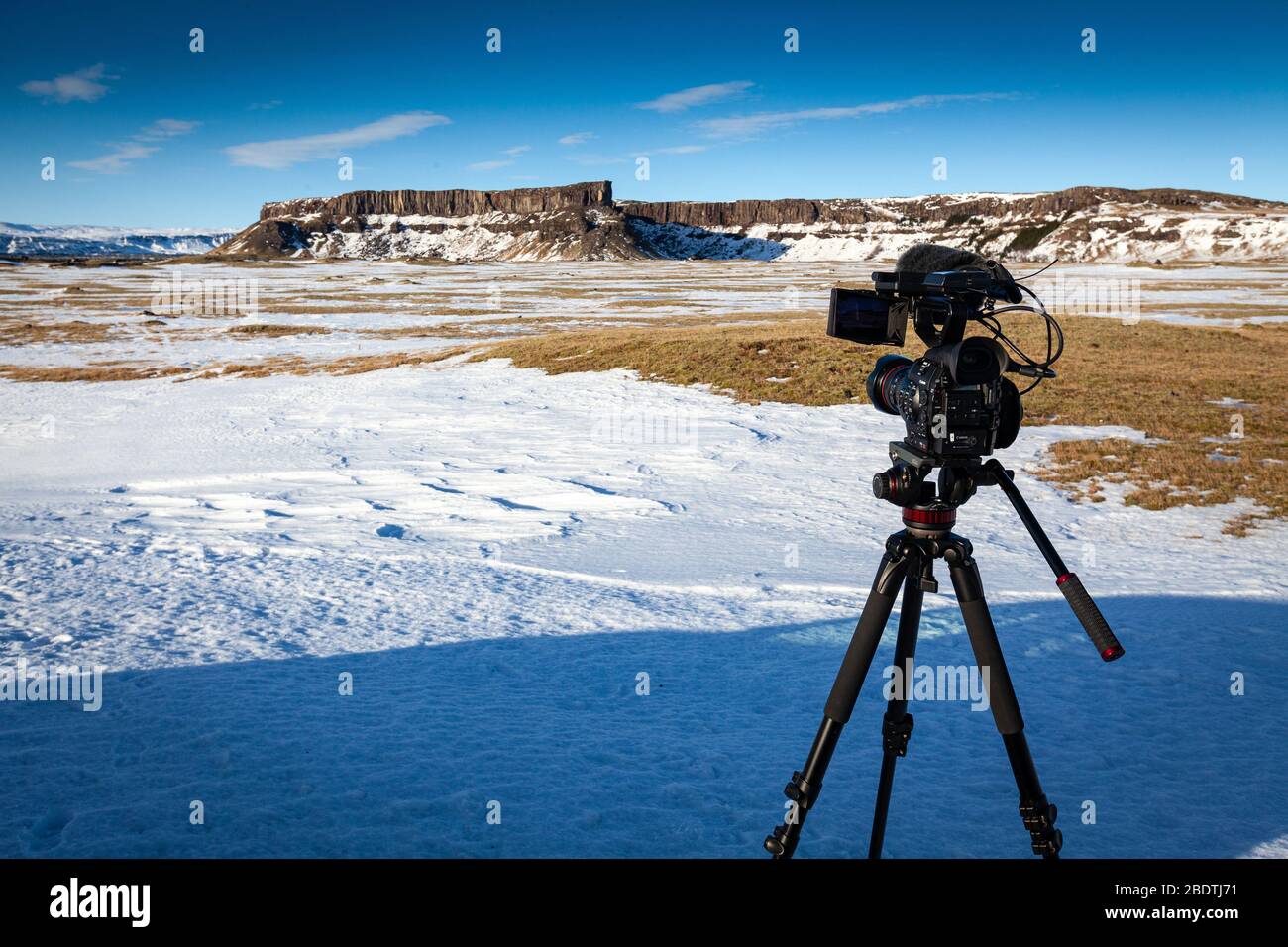 Eine TV-Videokamera, die die Landschaft in island filmt Stockfoto