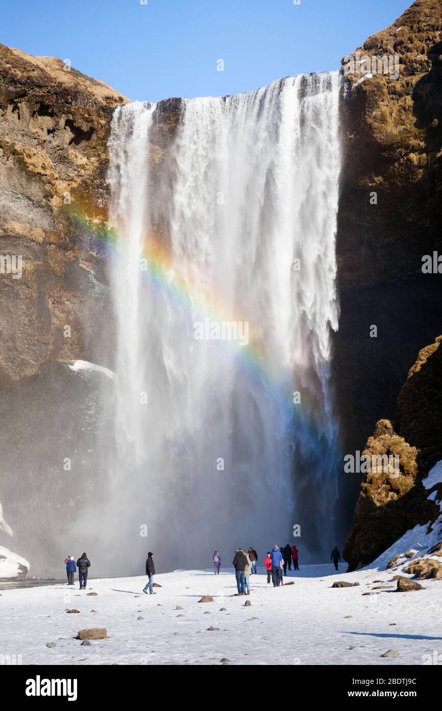 Skogafoss Wasserfall im Südwesten Islands mit einem Regenbogen Stockfoto