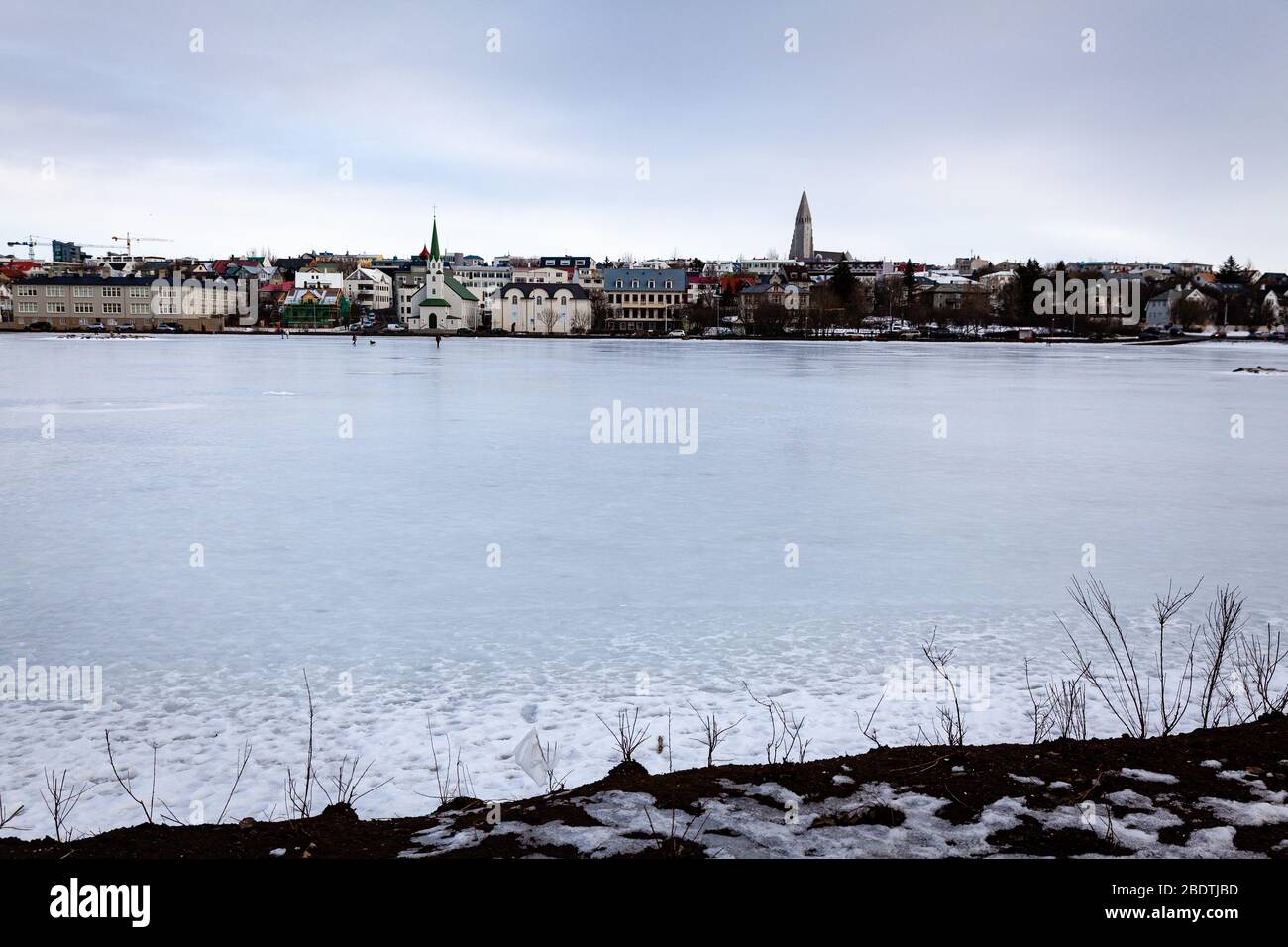 Tjornin Lake im Winter in Reykjavik, Island, gefroren Stockfoto