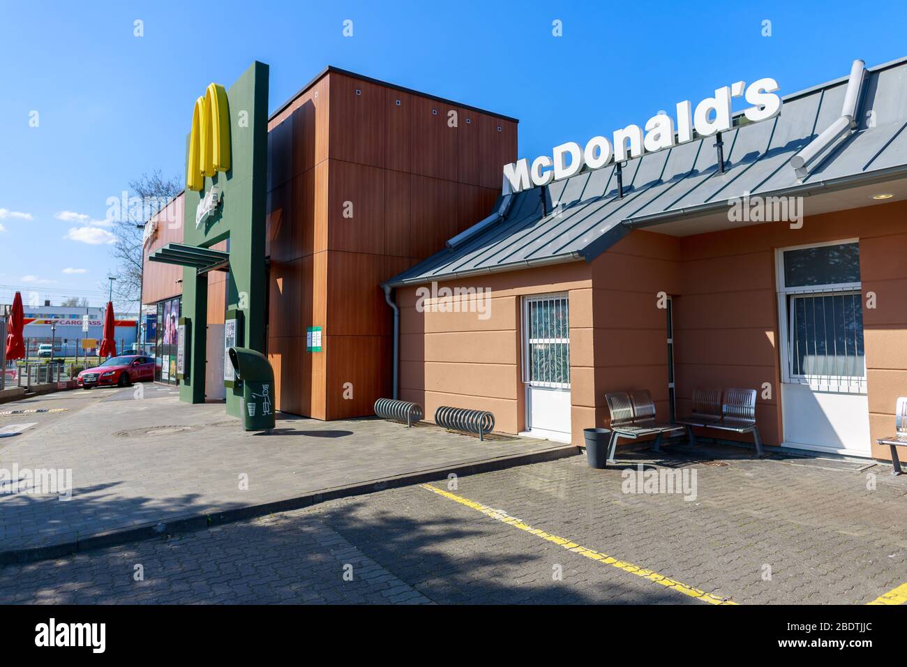 HANNOVER, 7. APRIL 2020: McDonalds-Marke auf einer Mc Donalds-Filiale ...