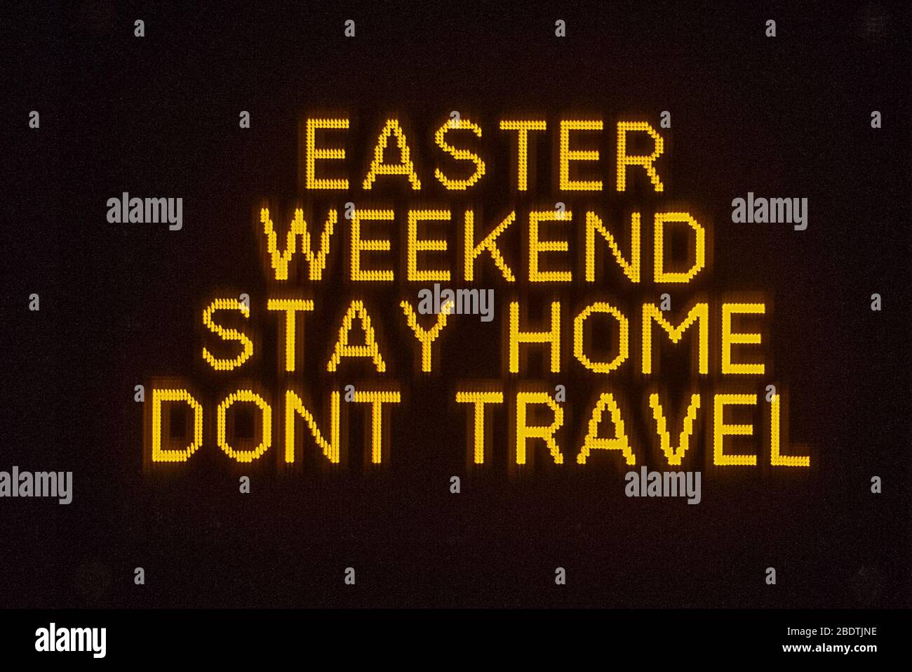 Glasgow, Großbritannien. April 2020. Abgebildet: Straßenschilder entlang der Autobahnen M8 und M80, die lauten: "EASTER WEEKEND STAY HOME DONT TRAVEL" die Pandemie von Coronavirus hat die britische Regierung gezwungen, eine Abschaltung aller britischen Großstädte zu bestellen und die Menschen zu Hause zu lassen. Das hat die Autobahnen und alle anderen Straßen frei von der üblichen Nase gelassen, um den Verkehr, der sonst da wäre, zu vereitelen. Kredit: Colin Fisher/Alamy Live News Stockfoto