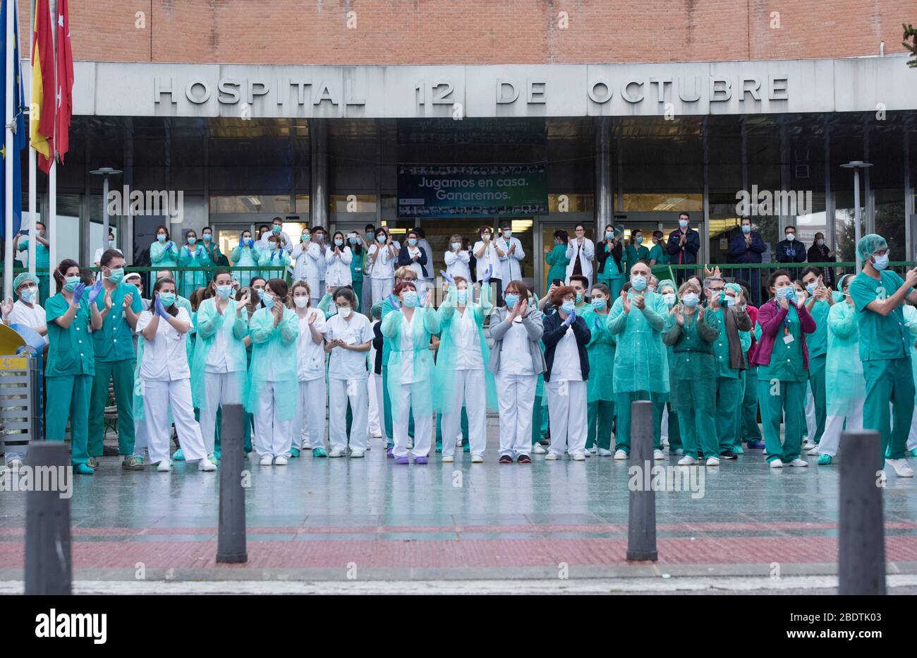 Spanien - Madrid - 9. april 2020 - Gesundheitspersonal des Krankenhauses 12 de Octubre und lokale Polizei klatschen diejenigen ein, die der Polizei während der Coronavirus-Krise dankbar sind. Stockfoto