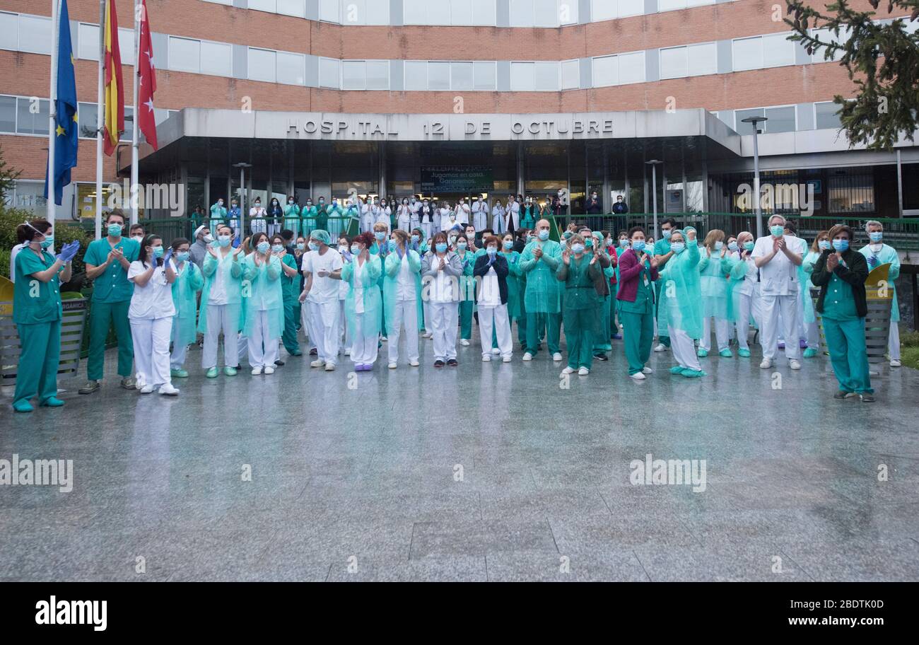 Spanien - Madrid - 9. april 2020 - Gesundheitspersonal des Krankenhauses 12 de Octubre und lokale Polizei klatschen diejenigen ein, die der Polizei während der Coronavirus-Krise dankbar sind. Stockfoto