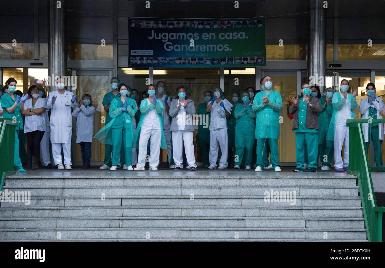 Spanien - Madrid - 9. april 2020 - Gesundheitspersonal des Krankenhauses 12 de Octubre und lokale Polizei klatschen diejenigen ein, die der Polizei während der Coronavirus-Krise dankbar sind. Stockfoto