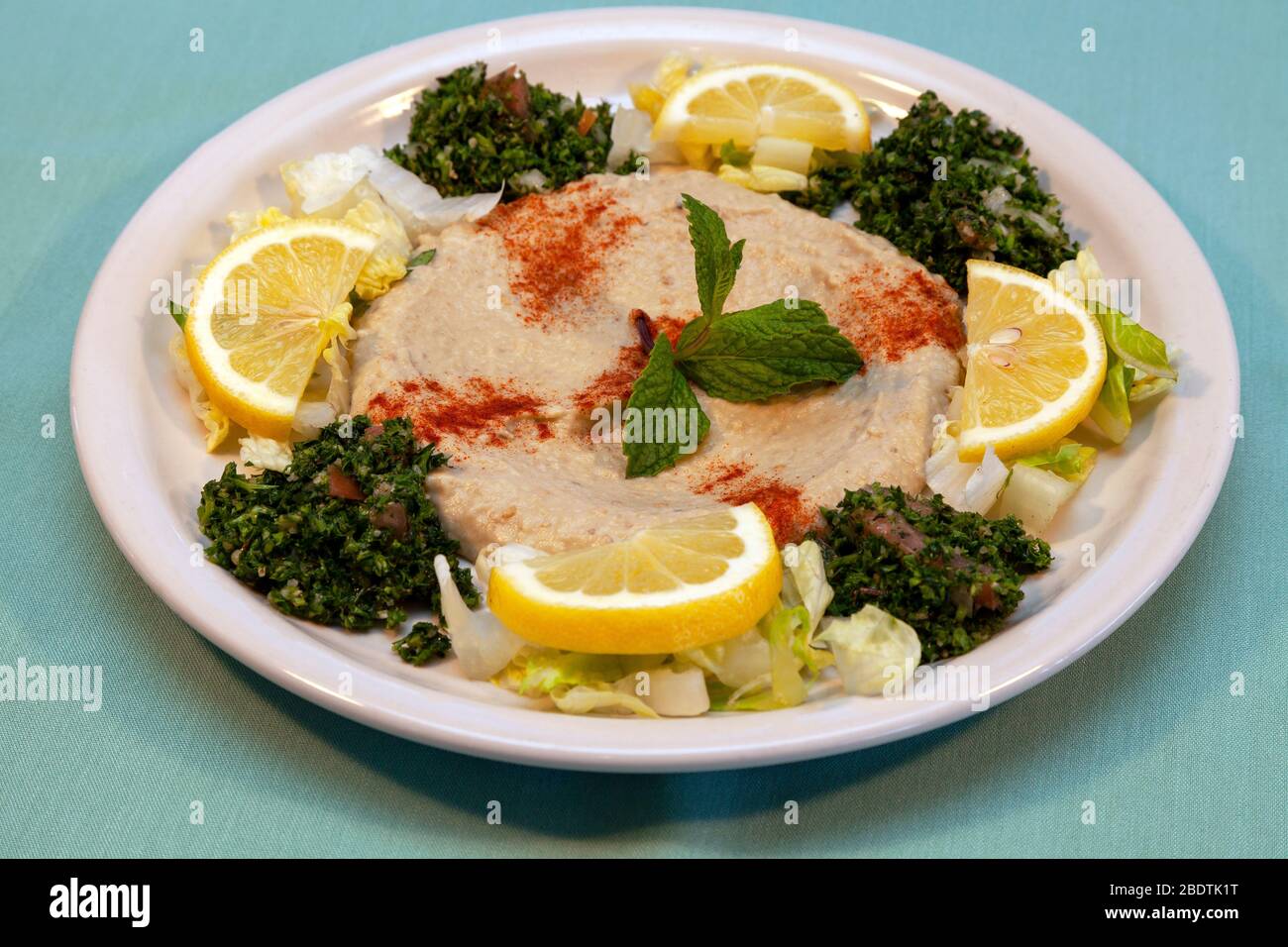 Hummus mit Taboli und Baba ganoush, Zitrone, Minze, Salat von James D Coppinger/Dembinsky Photo Assoc Stockfoto